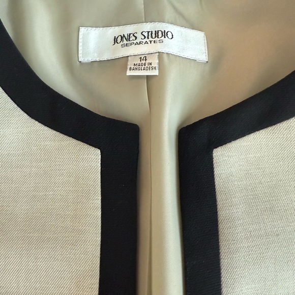 Elegant Cream and Black Women's Jacket - Picture 4 of 4